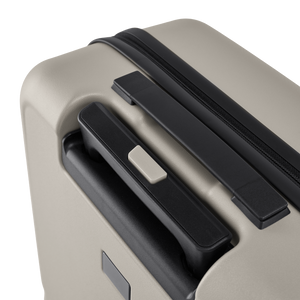 Detailansicht des ergonomischen Koffergriffs mit integriertem Arretier-Knopf zur einfachen Höhenverstellung