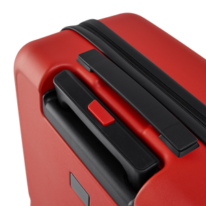 Detailansicht des ergonomischen Koffergriffs mit integriertem Arretier-Knopf zur einfachen Höhenverstellung