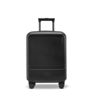 Vorderansicht des NeoGo Freestyle 4-Rollen-Trolleys in Black mit großer, glatter Fläche – perfekt für den Aufdruck von Firmenlogos