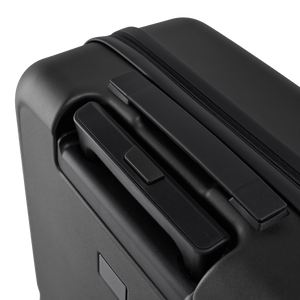Detailansicht des ergonomischen Koffergriffs mit integriertem Arretiersystem per Knopfdruck