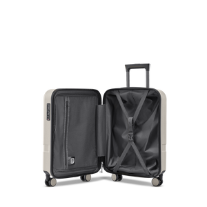 Geöffneter Koffer mit elastischen Kreuzspanngurten zur sicheren und strukturierten Organisation von Kleidung auf Reisen