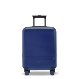 Vorderansicht des NeoGo Freestyle 4-Rollen-Trolleys in Navy mit großer, glatter Fläche – perfekt für den Aufdruck von Firmenlogos