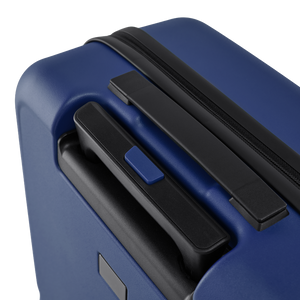 Detailansicht des ergonomischen Koffergriffs mit integriertem Arretiersystem per Knopfdruck