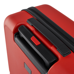 Detailansicht des ergonomischen Koffergriffs mit integriertem Arretiersystem per Knopfdruck