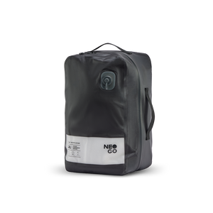 Ansicht schräg von vorne des NeoGo VacPack Kleidungs-Organizers in Schwarz aus wasserabweisendem Nylon