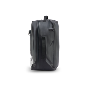 Seitenansicht des komprimierten NeoGo VacPack Reise-Vakuumbeutels in Schwarz zur Reduzierung des Kleidungsvolumens