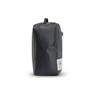 Seitenansicht des komprimierten NeoGo VacPack Reise-Vakuumbeutels in Schwarz zur Reduzierung des Kleidungsvolumens