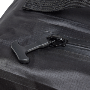 Makroaufnahme des strapazierfähigen Nylon-Materials mit wasserabweisender TPU-Beschichtung des NeoGo VacPacks in Schwarz