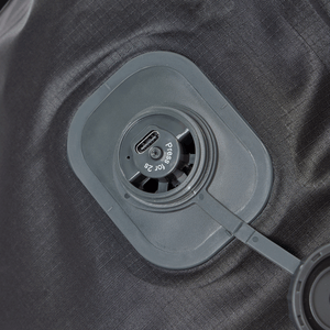 Detailansicht des modernen USB-C-Ladeanschlusses am NeoGo VacPack Vakuum-Organizer für einfaches Aufladen