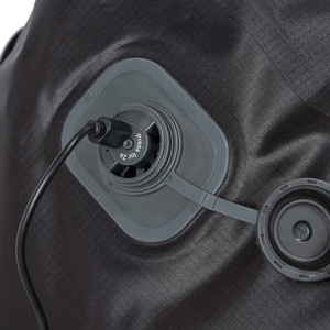 Detailansicht des modernen USB-C-Ladeanschlusses am NeoGo VacPack Vakuum-Organizer für einfaches Aufladen