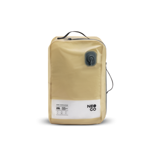 Kompakter NeoGo VacPack Vakuum-Packing-Cube in Sand – Vorderansicht der platzsparenden Kleidertasche für Reisen