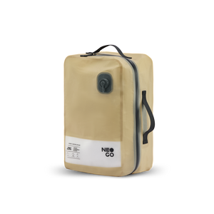 Ansicht schräg von vorne des NeoGo VacPack Kleidungs-Organizers in Sand aus wasserabweisendem Nylon