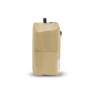Seitenansicht des komprimierten NeoGo VacPack Reise-Vakuumbeutels in Sand zur Reduzierung des Kleidungsvolumens