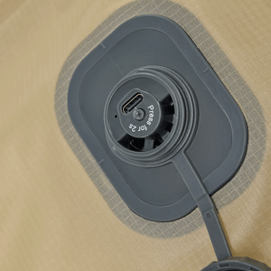 Detailansicht des modernen USB-C-Ladeanschlusses am NeoGo VacPack Vakuum-Organizer für einfaches Aufladen