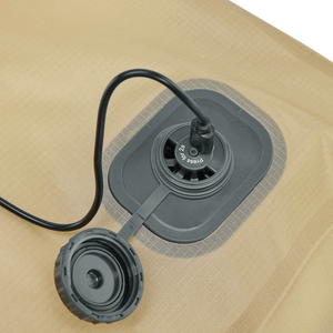 Detailansicht des modernen USB-C-Ladeanschlusses am NeoGo VacPack Vakuum-Organizer für einfaches Aufladen